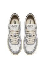 Charger l'image dans la galerie, Autry Sneakers Medalist 01 Low Leather Silver WB18
