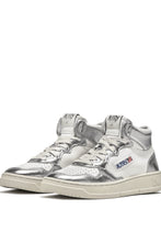Charger l'image dans la galerie, Autry Sneakers Medalist 01 Mid Leather Silver WB18