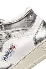Charger l'image dans la galerie, Autry Sneakers Medalist 01 Mid Leather Silver WB18