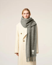 Charger l'image dans la galerie, AMI Femme Echarpe Ami de coeur en Alpaga Gris