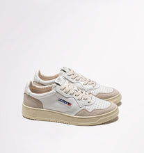 Charger l'image dans la galerie, Autry Sneakers Medalist 01 Low Suede White LS33