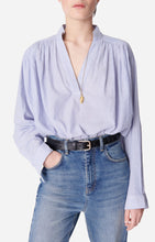 Charger l&#39;image dans la galerie, Vanessa bruno Blouse Calvin Col V Blanc Bleu