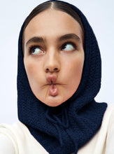 Charger l&#39;image dans la galerie, Molli Cagoule Verlaine en Maille Torsadée Nuit