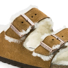 Charger l&#39;image dans la galerie, Birkenstock Sandales Arizona Etroite en Fourrure d&#39;Agneau Mink