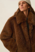 Charger l&#39;image dans la galerie, Des Petits Hauts Manteau Ybou en Fausse Fourrure Moka