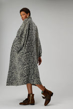 Charger l&#39;image dans la galerie, Heimstone Manteau Eren en Imprimé Léopard gris