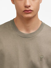 Charger l&#39;image dans la galerie, AMI T-shirt Ami de Coeur ton-sur-ton Taupe