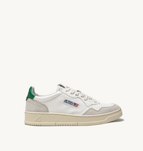 Charger l&#39;image dans la galerie, Autry Sneakers Medalist 01 Low Suede White Amazon LS23