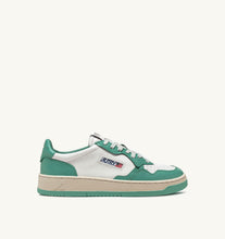 Charger l&#39;image dans la galerie, Autry Sneakers Medalist 01 Low Leather Malachi WB30