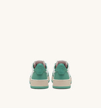 Charger l&#39;image dans la galerie, Autry Sneakers Medalist 01 Low Leather Malachi WB30