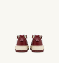 Charger l&#39;image dans la galerie, Autry Sneakers Medalist 01 Low Leather Syrah WB35
