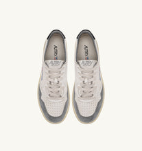 Charger l&#39;image dans la galerie, Autry Sneakers Medalist 01 Low Goat Suede Grey GS23
