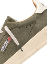 Charger l'image dans la galerie, Autry Sneakers Dallas Low Suede Smoked Green SQ04