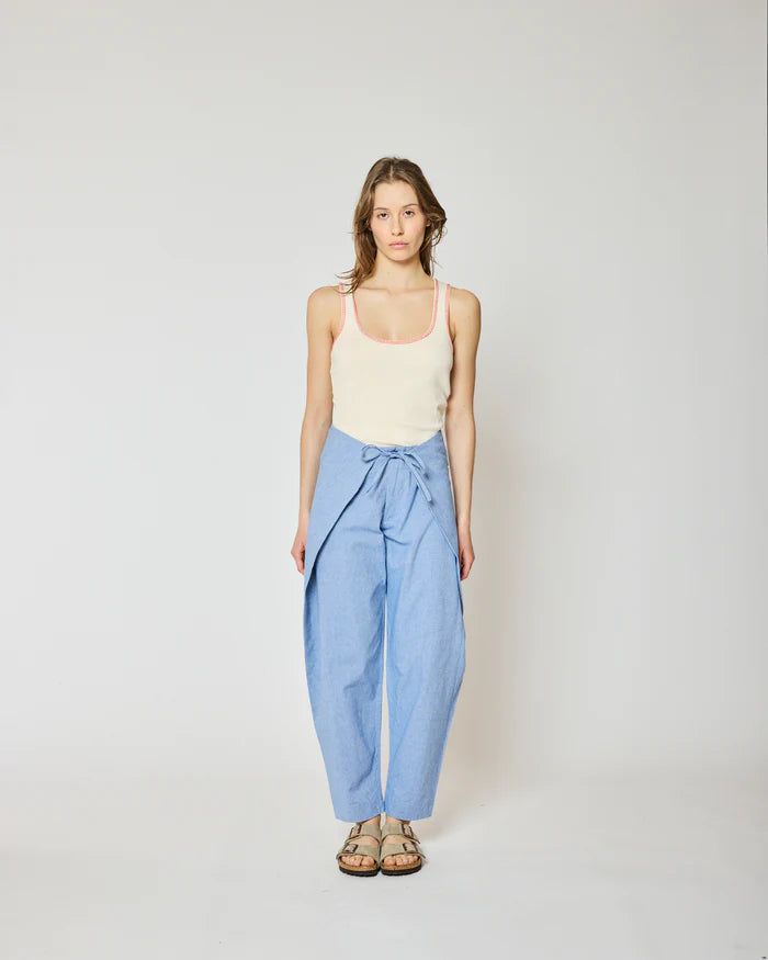 Homecore Pantalon Akito en Chambray Sky Blue