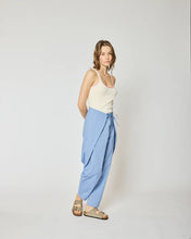 Charger l&#39;image dans la galerie, Homecore Pantalon Akito en Chambray Sky Blue