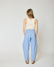 Charger l&#39;image dans la galerie, Homecore Pantalon Akito en Chambray Sky Blue