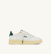 Charger l'image dans la galerie, Autry Sneakers Medalist 01 Low Leather Suede Logo Dark Sea BJ02