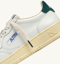 Charger l'image dans la galerie, Autry Sneakers Medalist 01 Low Leather Suede Logo Dark Sea BJ02
