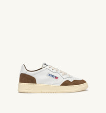 Charger l'image dans la galerie, Autry Sneakers Medalist 01 Low Leather Suede Tabacco FT17