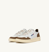 Charger l'image dans la galerie, Autry Sneakers Medalist 01 Low Leather Suede Tabacco FT17