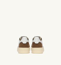 Charger l'image dans la galerie, Autry Sneakers Medalist 01 Low Leather Suede Tabacco FT17