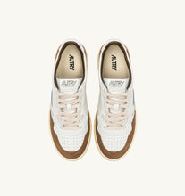 Charger l'image dans la galerie, Autry Sneakers Medalist 01 Low Leather Suede Tabacco FT17