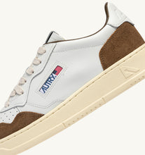 Charger l'image dans la galerie, Autry Sneakers Medalist 01 Low Leather Suede Tabacco FT17