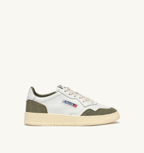 Charger l'image dans la galerie, Autry Sneakers Medalist 01 Low Leather Suede Smoked Green FT21
