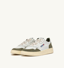 Charger l'image dans la galerie, Autry Sneakers Medalist 01 Low Leather Suede Smoked Green FT21