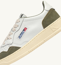 Charger l'image dans la galerie, Autry Sneakers Medalist 01 Low Leather Suede Smoked Green FT21