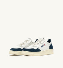 Charger l&#39;image dans la galerie, Autry Sneakers Medalist 01 Low Leather Goat Suede Capri GS41