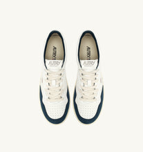 Charger l&#39;image dans la galerie, Autry Sneakers Medalist 01 Low Leather Goat Suede Capri GS41