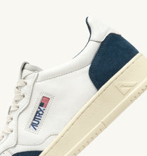 Charger l&#39;image dans la galerie, Autry Sneakers Medalist 01 Low Leather Goat Suede Capri GS41