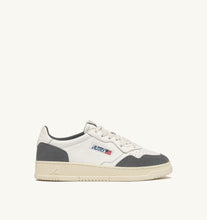 Charger l&#39;image dans la galerie, Autry Sneakers Medalist 01 Low Leather Goat Suede Morel GS45