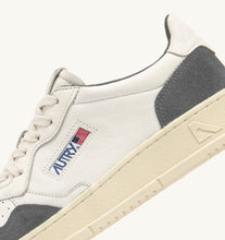 Charger l&#39;image dans la galerie, Autry Sneakers Medalist 01 Low Leather Goat Suede Morel GS45