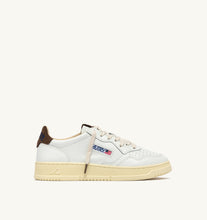 Charger l'image dans la galerie, Autry Sneakers Medalist 01 Low Leather Suede Logo Chocolate HJ03