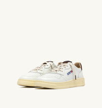 Charger l'image dans la galerie, Autry Sneakers Medalist 01 Low Leather Suede Logo Chocolate HJ03