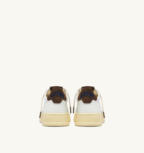 Charger l'image dans la galerie, Autry Sneakers Medalist 01 Low Leather Suede Logo Chocolate HJ03