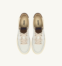 Charger l'image dans la galerie, Autry Sneakers Medalist 01 Low Leather Suede Logo Chocolate HJ03