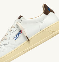 Charger l'image dans la galerie, Autry Sneakers Medalist 01 Low Leather Suede Logo Chocolate HJ03