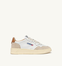 Charger l'image dans la galerie, Autry Sneakers Medalist 01 Low Leather Suede Lion LS16