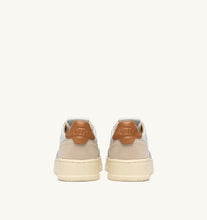 Charger l'image dans la galerie, Autry Sneakers Medalist 01 Low Leather Suede Lion LS16