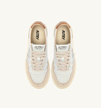 Charger l'image dans la galerie, Autry Sneakers Medalist 01 Low Leather Suede Lion LS16