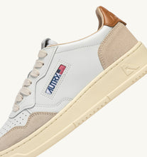 Charger l'image dans la galerie, Autry Sneakers Medalist 01 Low Leather Suede Lion LS16