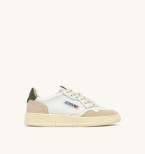 Charger l'image dans la galerie, Autry Sneakers Medalist 01 Low Leather Suede Bronze Green LS17