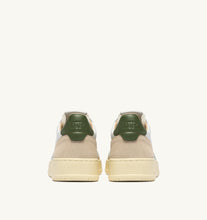 Charger l'image dans la galerie, Autry Sneakers Medalist 01 Low Leather Suede Bronze Green LS17