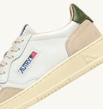Charger l'image dans la galerie, Autry Sneakers Medalist 01 Low Leather Suede Bronze Green LS17