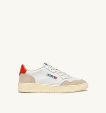 Charger l'image dans la galerie, Autry Sneakers Medalist 01 Low Leather Suede Pumpkin LS19