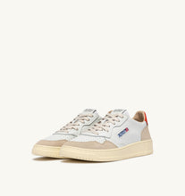 Charger l'image dans la galerie, Autry Sneakers Medalist 01 Low Leather Suede Pumpkin LS19