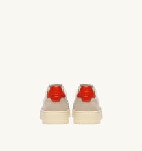 Charger l'image dans la galerie, Autry Sneakers Medalist 01 Low Leather Suede Pumpkin LS19